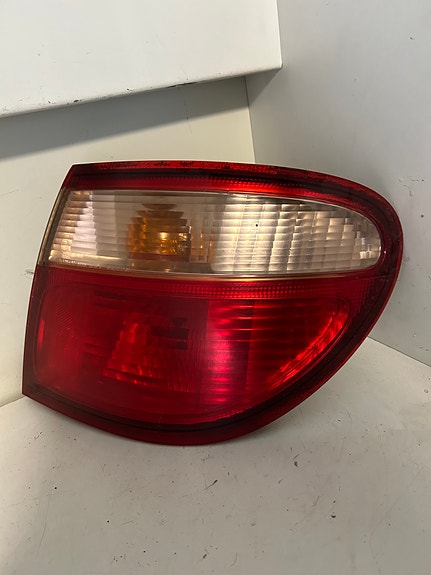 Nissan almera oikeanpuolen takavalo