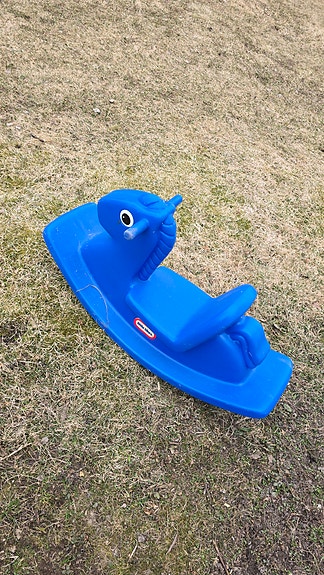 Sininen Little Tikes-keinuhevonen