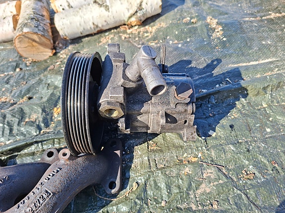 Myydään S210 300tdt ohjaustehostin pumppu