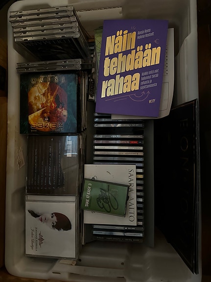 Sekalainen erä cd-levyjä ja dvd-elokuvia