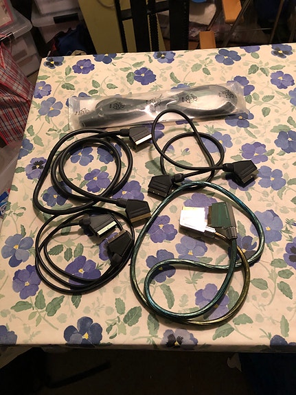 Scart kaapeleita