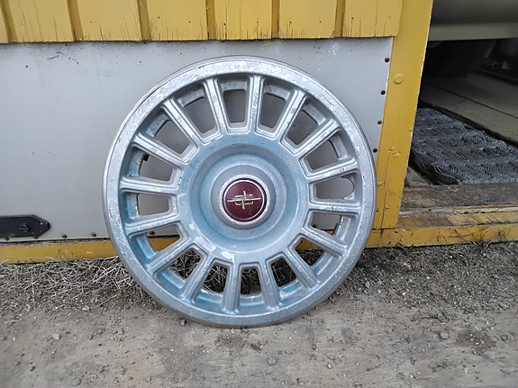 Nissan Cedric pölykapseli.