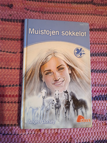 Angela Dorsey Muistojen sokkelot nuortenkirja kovakantinen