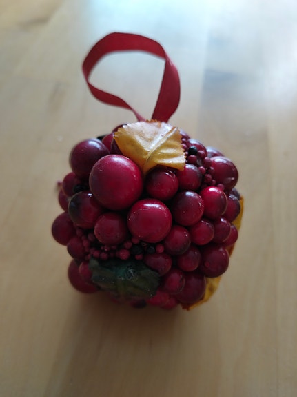 Ripustettava punainen helmistä koottu pallo