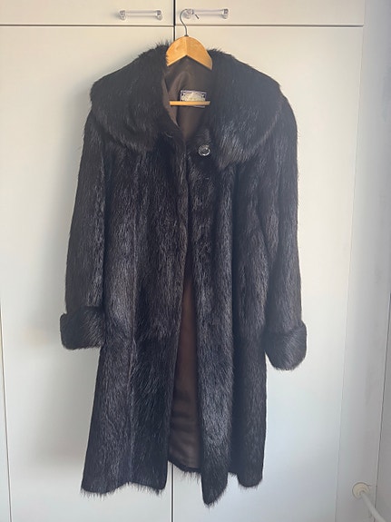 Pitkä aito minkkiturkki – elegantti, tummanruskea