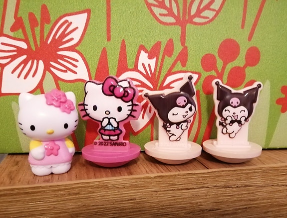 Hello kitty kuromi figuurit hyrrät kinder hahmot
