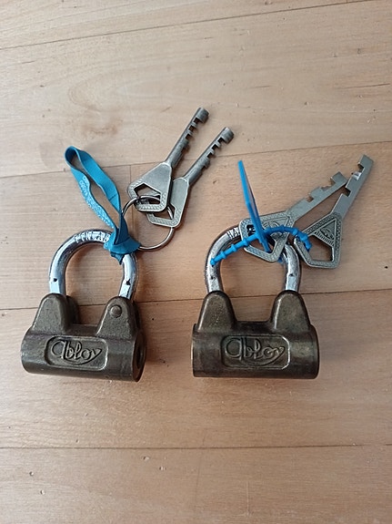 2 kpl Abloy riippulukkoja