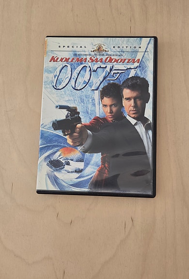 007 Kuolema saa odottaa
