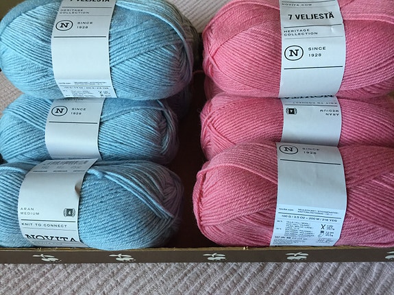 Novita 7 Veljestä lankaa 5kerää pinkki ja 5kerää vaal.sininen