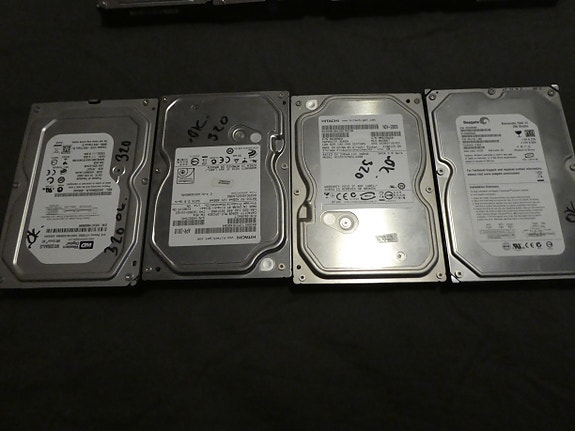 Sisäiset 3,5" kiintolevyt SATA 3x320gb ja 250gb