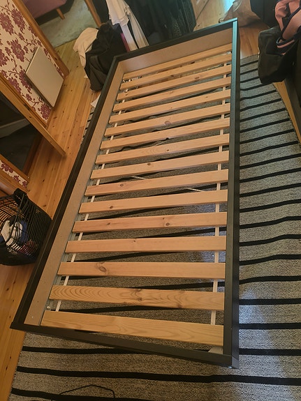 IKEA sänky runko ja sälepohja musta