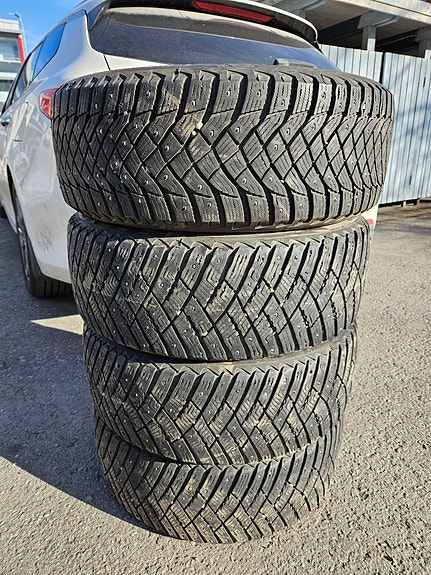 Nastarenkaat 215/55R17