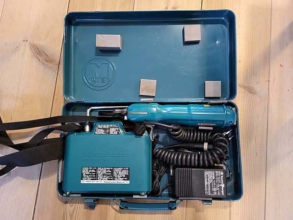 Makita pensasleikkuri 4601D, selkäakku, laturi, peltisalkku