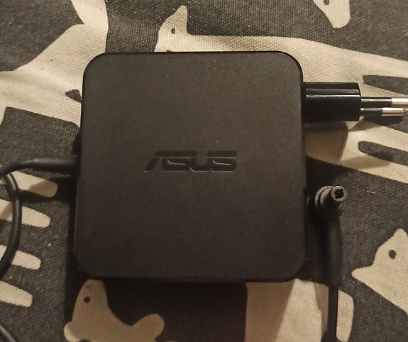 Kannettavan laturit Asus