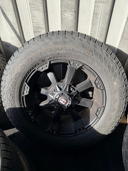 Ford F-250 Nastarenkaat vanteilla