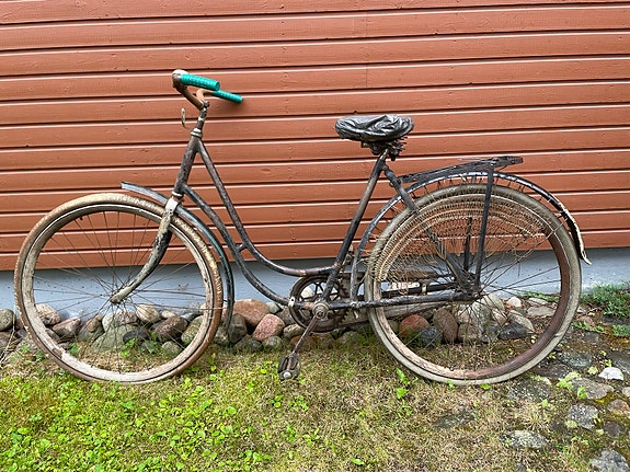Myydään puuvanteinen naisten pyörä 1900-luvun alusta ja muuta vanhaa