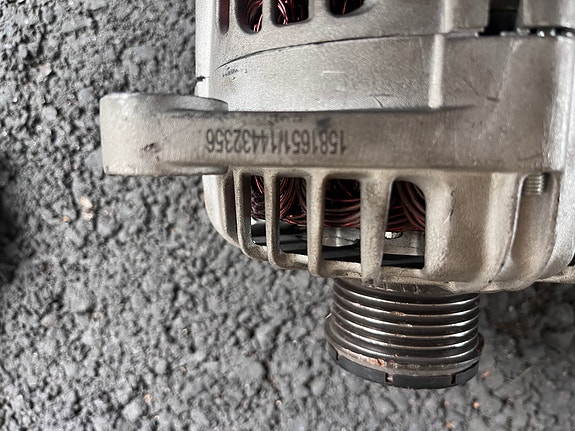 Opel Insignia 2,0 CDTI laturi