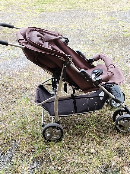 Ruskeat matkarattaat / lastenrattaat