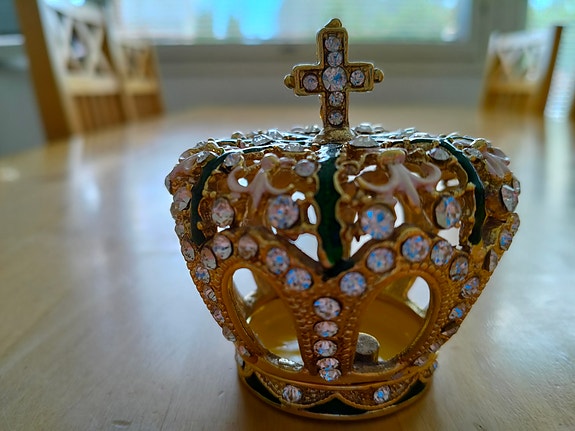 Kristallein koristeltu kullan värinen kruunu