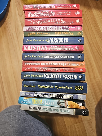 Juha Vuorisen kirjoja iso määrä