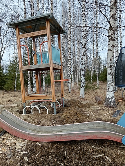 Kiipeilyteline liukumäellä.