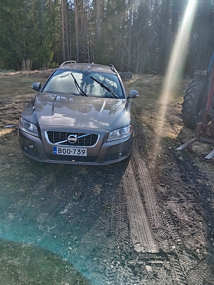 Volvo v70mk3 D3. farmariauto nahkasisustalla
