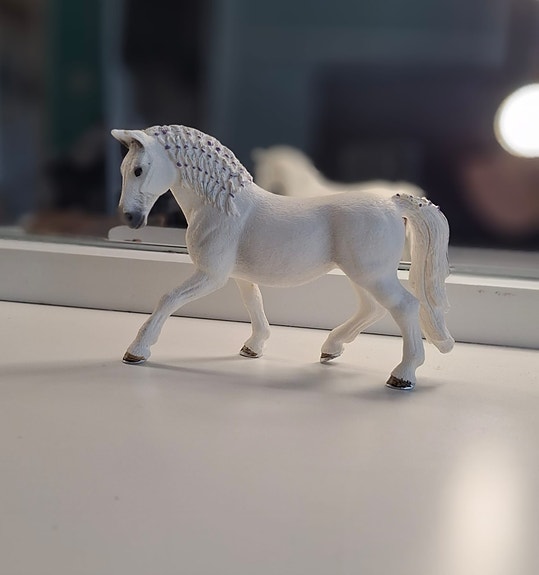 Valkoinen Schleich-hevonen, tamma