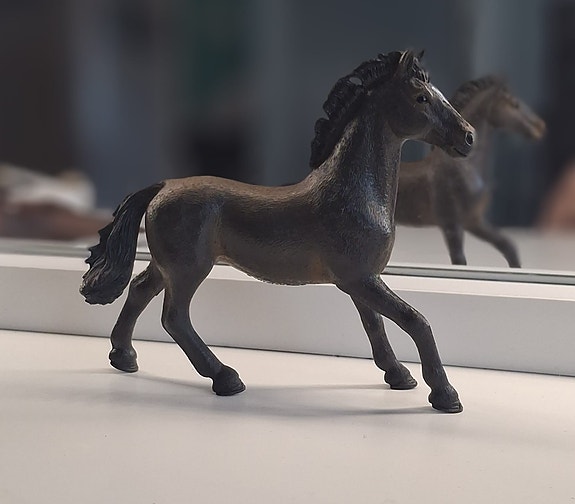 Musta Schleich-hevonen, ori