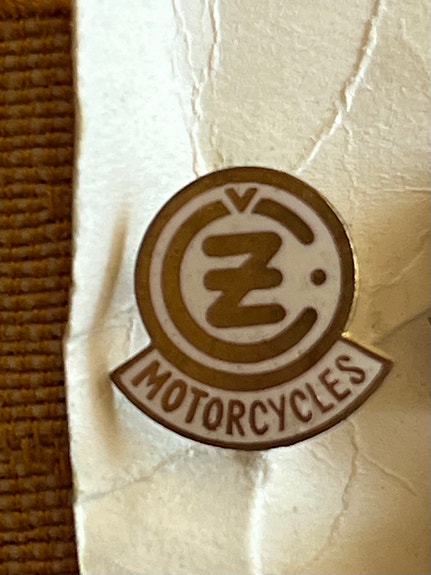 CZ Motorcycles rintamerkki valkoinen