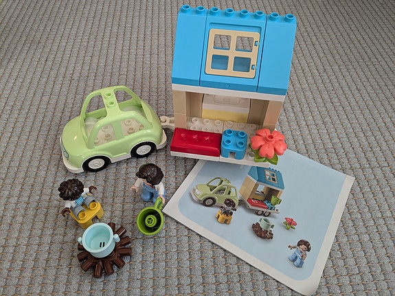 LEGO DUPLO talo perävaunussa