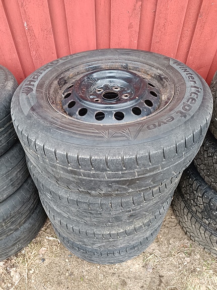 Myydään Toyota RAV4 talvirenkaat.