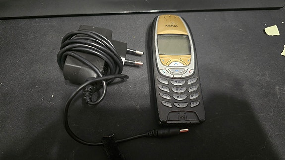 Toimiva Nokia 6310 (NPE-4) ACP-12E laturilla