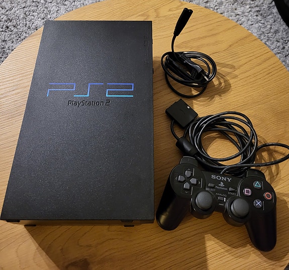 PS2 FAT -konsoli ja ohjain (+paljon pelejä)