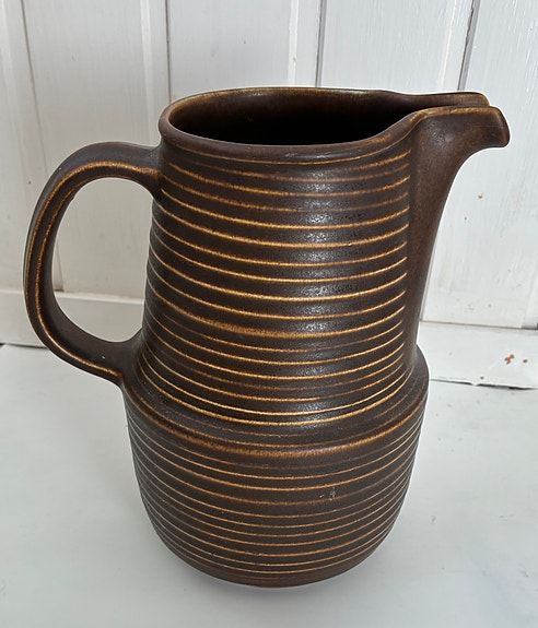 Kaarna-kannu, ruskea raidallinen. Design Göran Bäck.