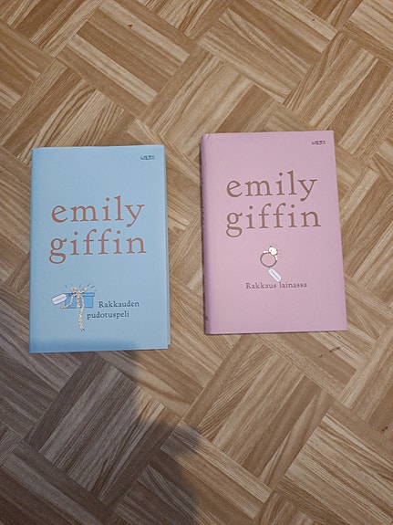 Emily Giffin romaanit Kakkukahvit ja Kakkukahvit Suomesta kovakantiset