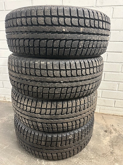 Myydään kitkarenkaat 225/45 R18