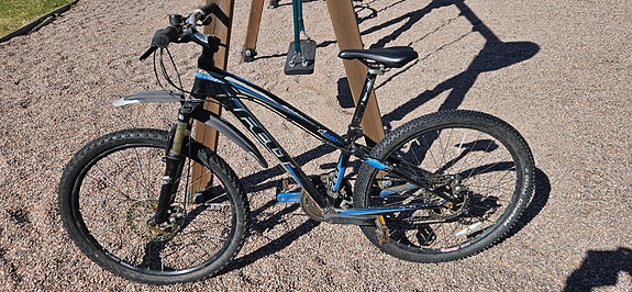 Felt Q220 maastopyörä 26" renkaat, runko 13,5" XS