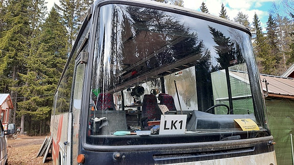 Linja auton tuulilasi.