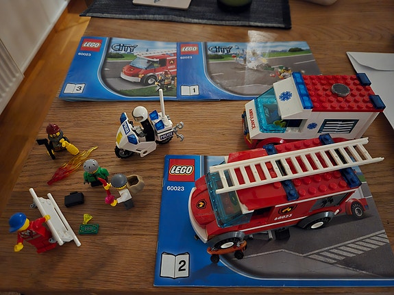 Lego city 60023 poliisi, ambulanssi, paloauto, vajaa