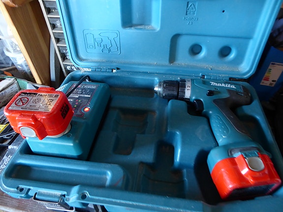 Makita 6261d porakoneen akkuja 2 kpl sekä akkulaturi.
