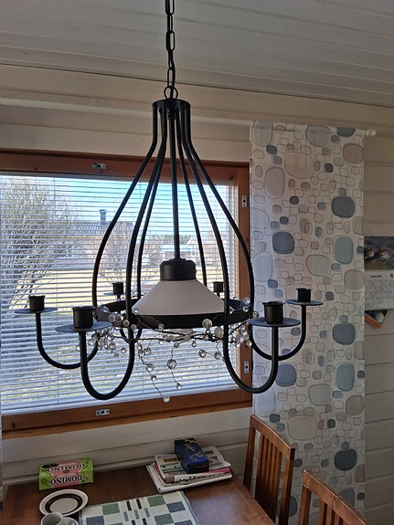 Metallinen kattokruunu kynttiläjaloilla musta