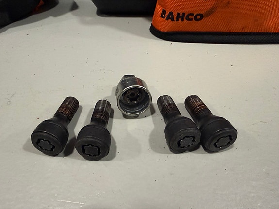BMW OEM lukkopulttisarja