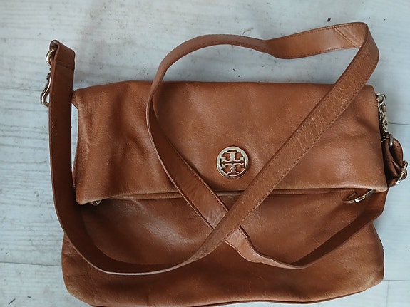 Tory Burch Dena  nahkainen taittuva olkalaukku/crossbody-laukku.
