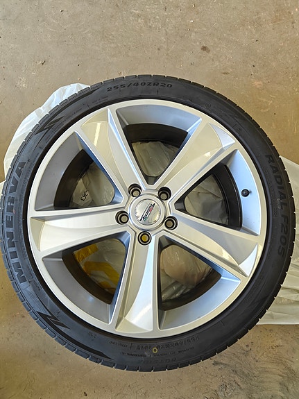 Arcasting alumiinivanteet renkailla 20" 255/40ZR20