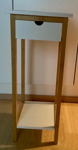 Valkoinen 61 cm korkea apupöytä pieneenkin tilaan, käyttämätön