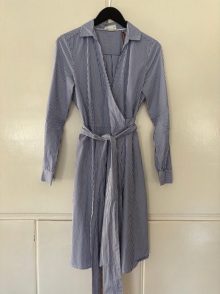 Holly white kietaisumekko