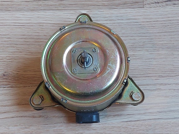 Peugeot 405/605 jäähdyttimen puhaltimen moottori.