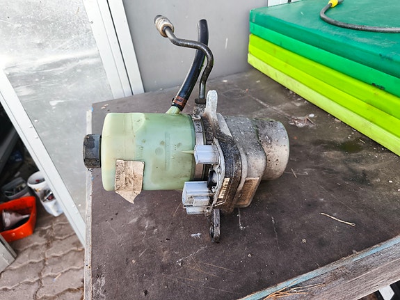Ford ohjaustehostimen pumppu