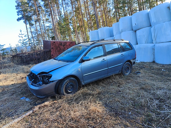 Toyota Corolla farmari E120 purkuun