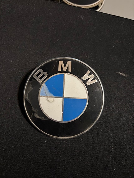 BMW konepeltiembleemi 70 mm musta sininen valkoinen